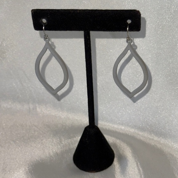 Elegant Gray Hollow Leaf Dangle Fishhook Earrings - Picture 5 of 8